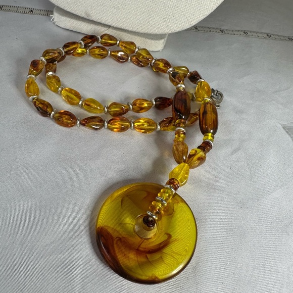 Unusual unique swirled amber colored statement necklace - Picture 6 of 7